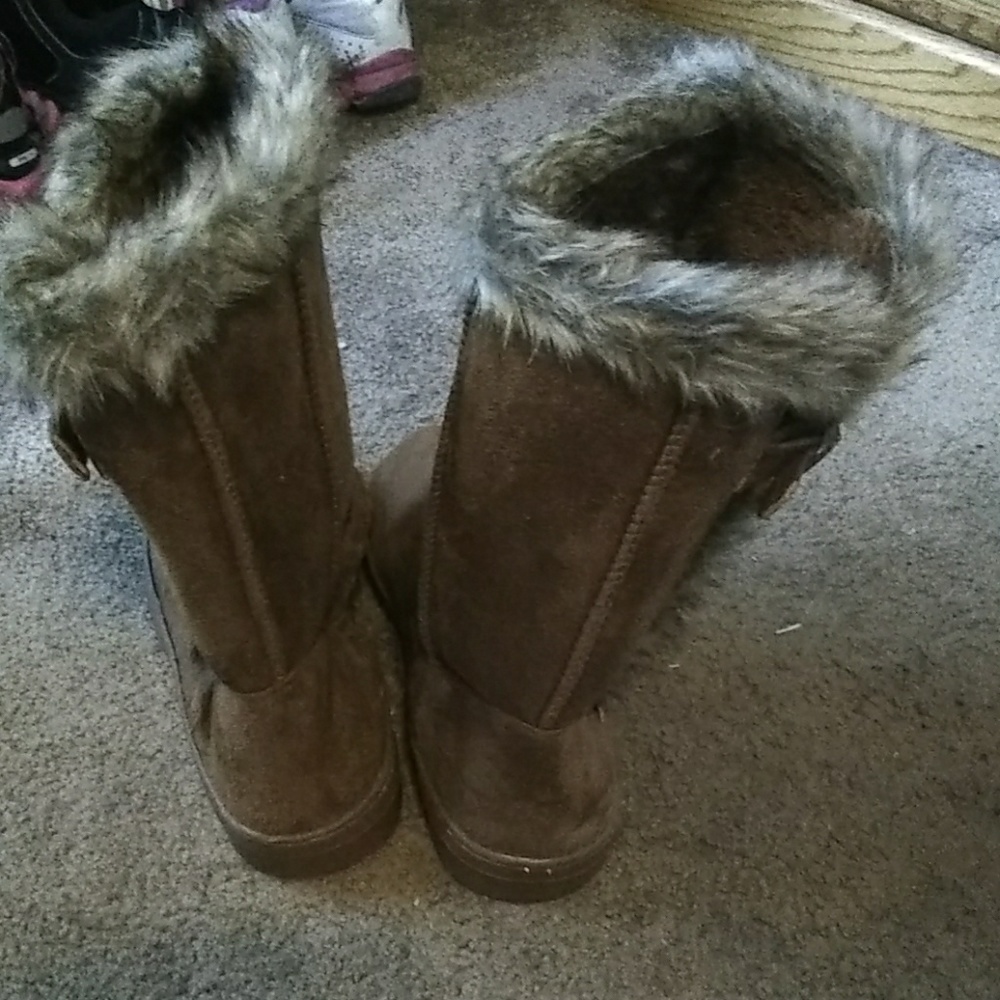 Fuzzy boots - Picture 3 of 3